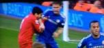 Clamoroso Liverpool-Chelsea, «Dracula» Suarez morde Ivanovic VIDEO