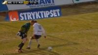 Svezia, la follia del portiere dribbling con tunnel al centravanti VIDEO