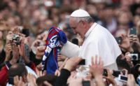San Lorenzo, Papa Francesco mostra la maglia della squadra davanti alla folla